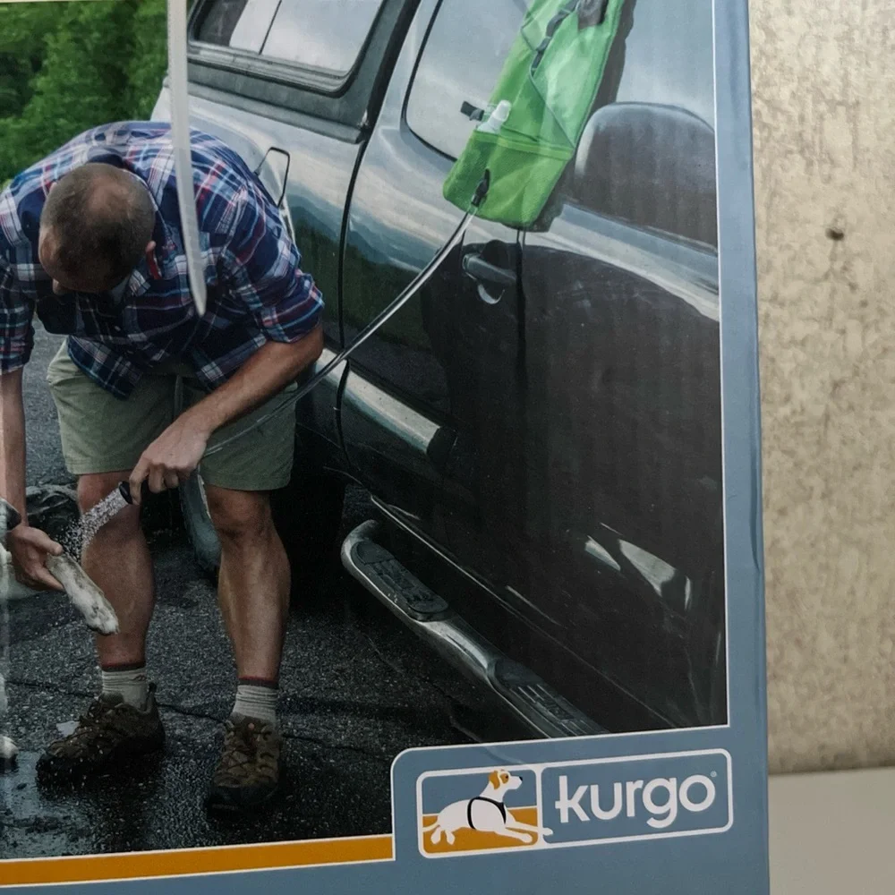 Kurgo Outdoor Go Shower for Pets. Adjustable strap green new